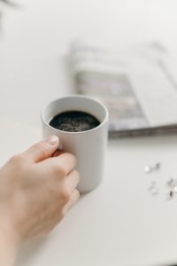 person-holding-white-ceramic-mug-with-black-coffee-4065909 Kopje koffie drinken bij Partiar